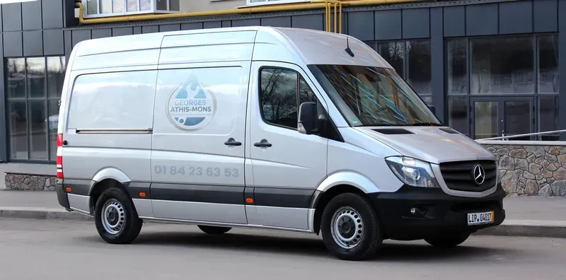 Camionnette d'intervention du plombier Georges Athis-Mons en tournée à Athis-Mons et dans l'Essonne